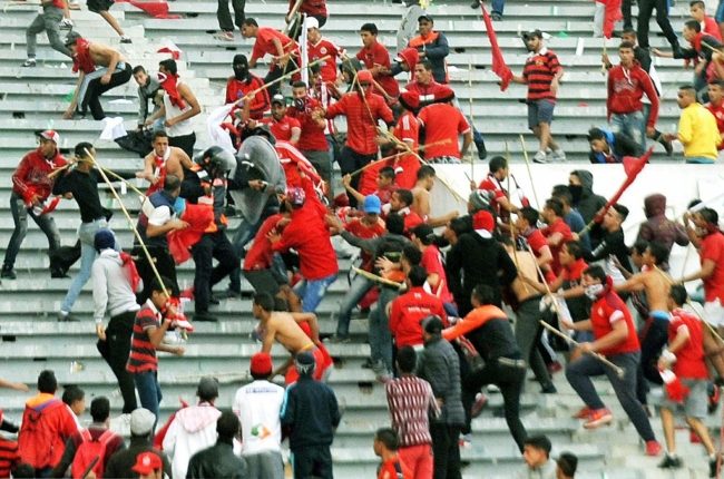 اعتقالات وإصابات وخسائر فادحة.. مباراة في كرة القدم تحوِّل ملعب العاصمة المغربية إلى “ساحة حرب”