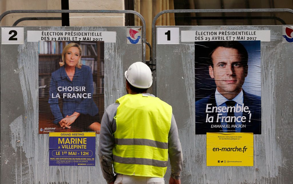 ملصقات لمرشحي الانتخابات الرئاسية الفرنسية إيمانويل ماكرون ومارين لوبان في ضواحي باريس 2022/ Getty