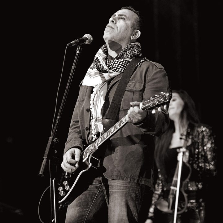 هالوك ليفنت يرتدي الكوفية الفلسطينية - مصدر الصورة: Maneki Neko