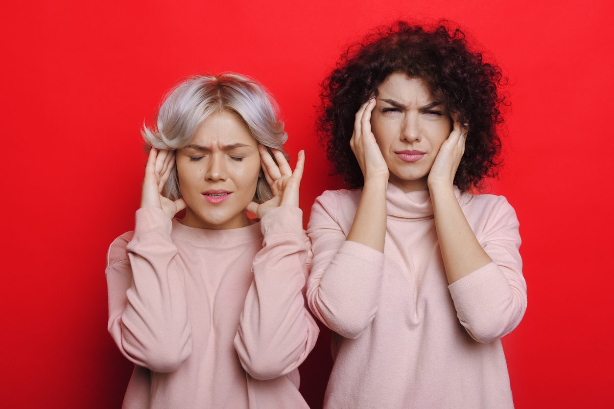 تخيل أن تشعر بالألم في جسمك عندما يضرب صديقك يده.. متلازمة لمسة المرآة النادرة