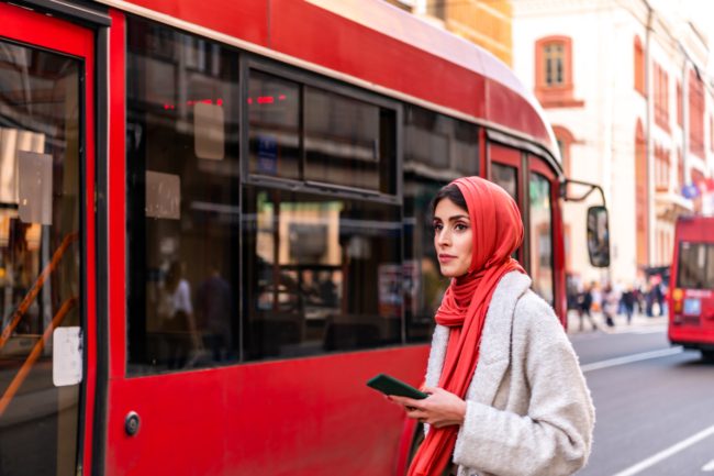 يراها المجتمع جريئة ووقحة! ماذا يعني أن تعيش فتاة عربية بمفردها في بلاد الغربة؟