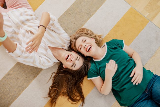 ما المعايير الخمسة التي عليك اختيار أصدقائك بناءً عليها؟