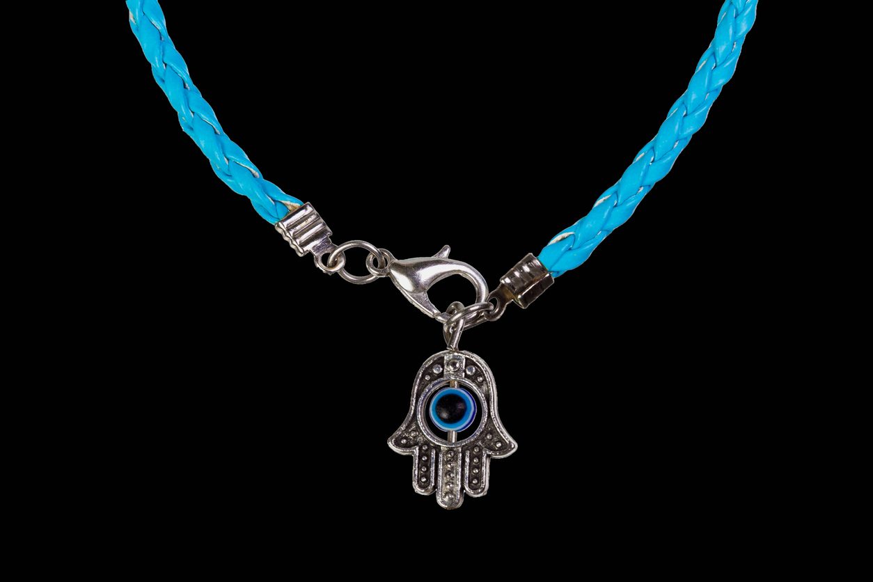 العين الحارسة وكفّ فاطمة.. تمائم للحماية من الشرور في الحضارات القديمة ورمز للأناقة اليوم