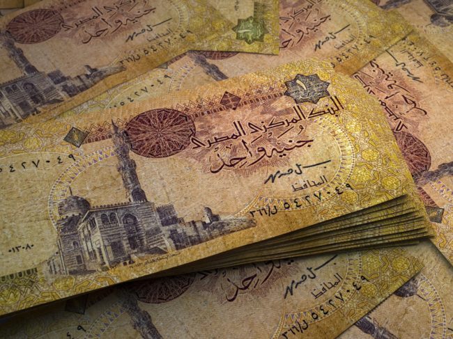 خبراء يتوقعون “هبوطاً تاريخياً” للجنيه المصري.. بلومبرغ: العملة مقوّمة بأعلى من قيمتها الحقيقية