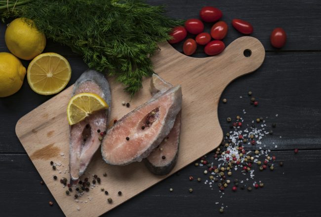 يساعدك على خسارة الوزن ويحافظ على قدراتك الذهنية وأكثر من ذلك، 9 فوائد مذهلة لسمك السلمون