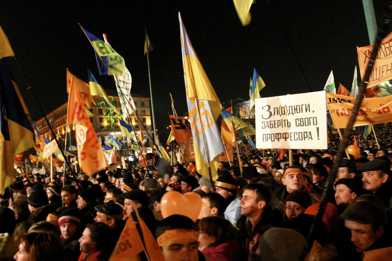 اندلعت احتجاجاً على الفساد والتبعية لروسيا وانتهت بعودة النظام القديم.. قصة ثورة أوكرانيا البرتقالية