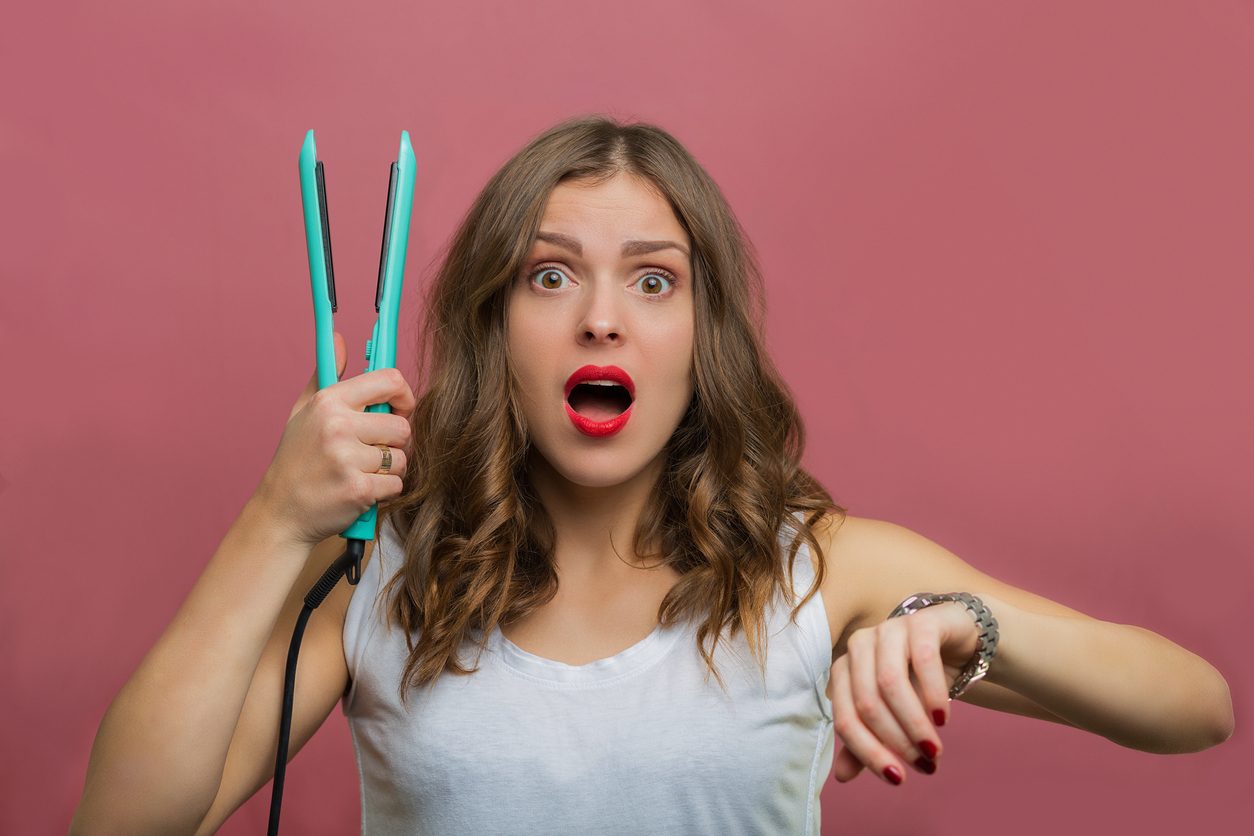 لا داعي للذهاب للصالونات أو شراء أدوات جديدة.. هذه خطوات لفّ الشعر وتمويجه باستخدام مكواة السيراميك