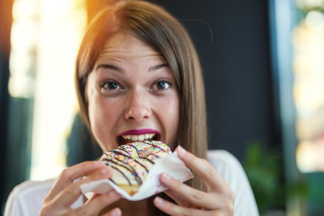 تعاني من الرغبة الشديدة في تناول الحلويات؟ 9 خطوات عملية لتخفيف الإدمان وتقليل استهلاك السكريات