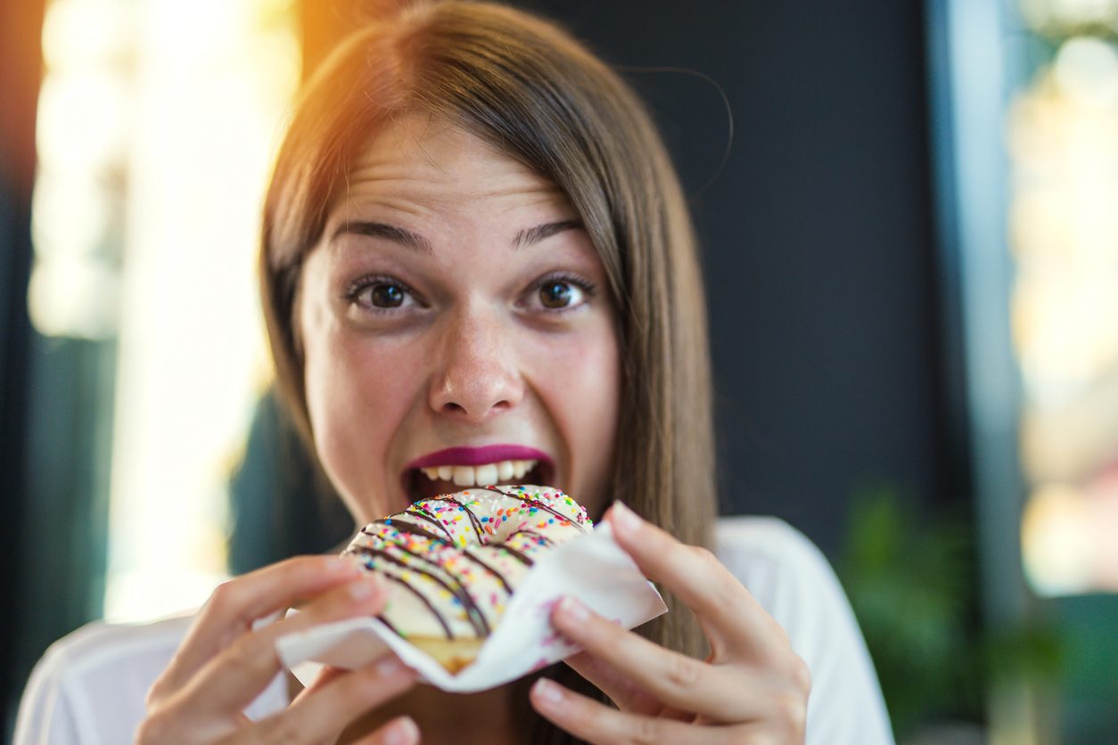 أسباب وطرق التعافي من إدمان الحلويات والسكريات