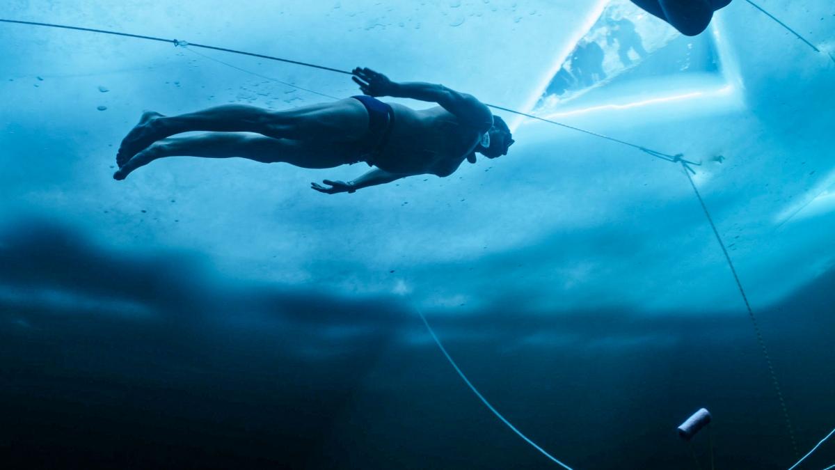 غواصٌ فرنسي يحطم رقماً قياسياً في السباحة تحت الجليد.. سبح لمسافة 105 أمتار في نفسٍ واحد