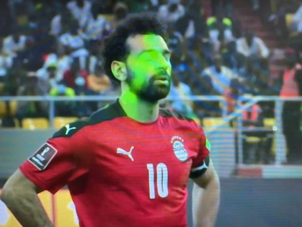 منتخب مصر بقيادة محمد صلاح عانى من أضواء الليزر أمام السنغال (مواقع التواصل)
