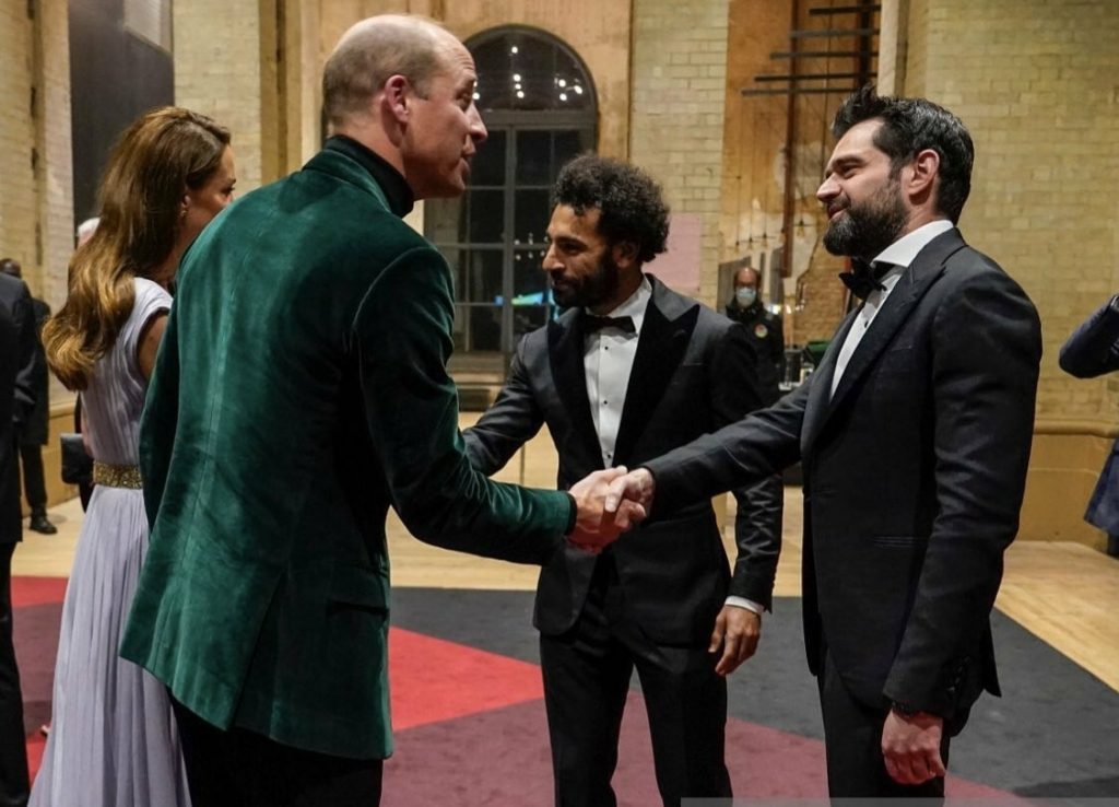 رامي عباس يصافح الأمير وليام برفقة محمد صلاح (رويترز)