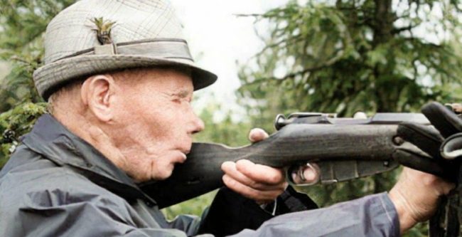 لقَّبه السوفييت بـ”الموت الأبيض”.. قصة القناص الذي قتل 505 جندياً في 98 يوماً فقط!