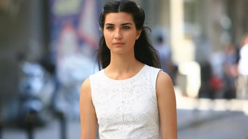 صورة سيلفي أثارت الشائعات.. هل تعيش الممثلة التركية توبا بويوكستون قصة حب جديدة؟