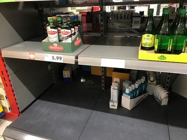 أرفف خالية في المتاجر الألمانية من تداعيات الحرب الروسية في أوكرانيا/ حقوق الصورة محفوظة لكاتبة المقال