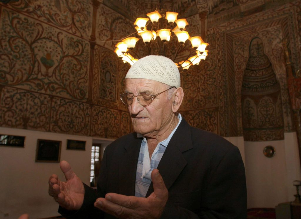 مسلم ألبانيا في مسجد بالعاصمة تيرانيا