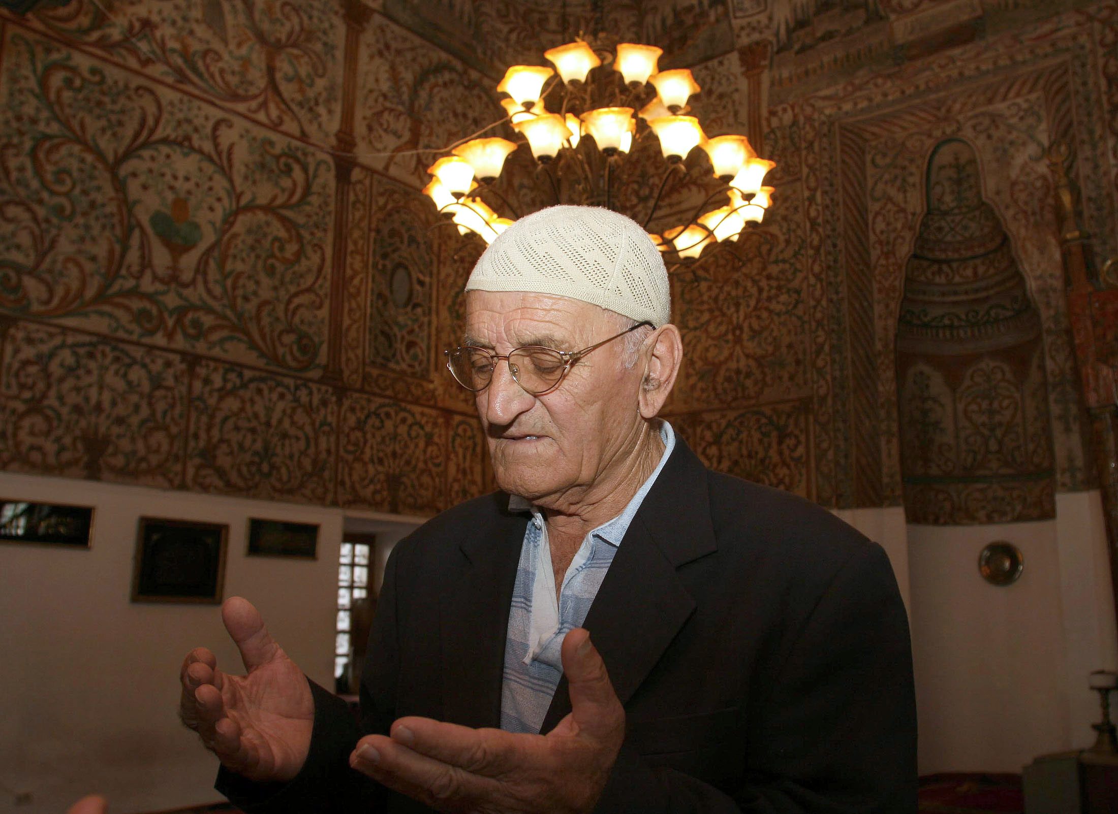 مسلم ألبانيا في مسجد بالعاصمة تيرانيا