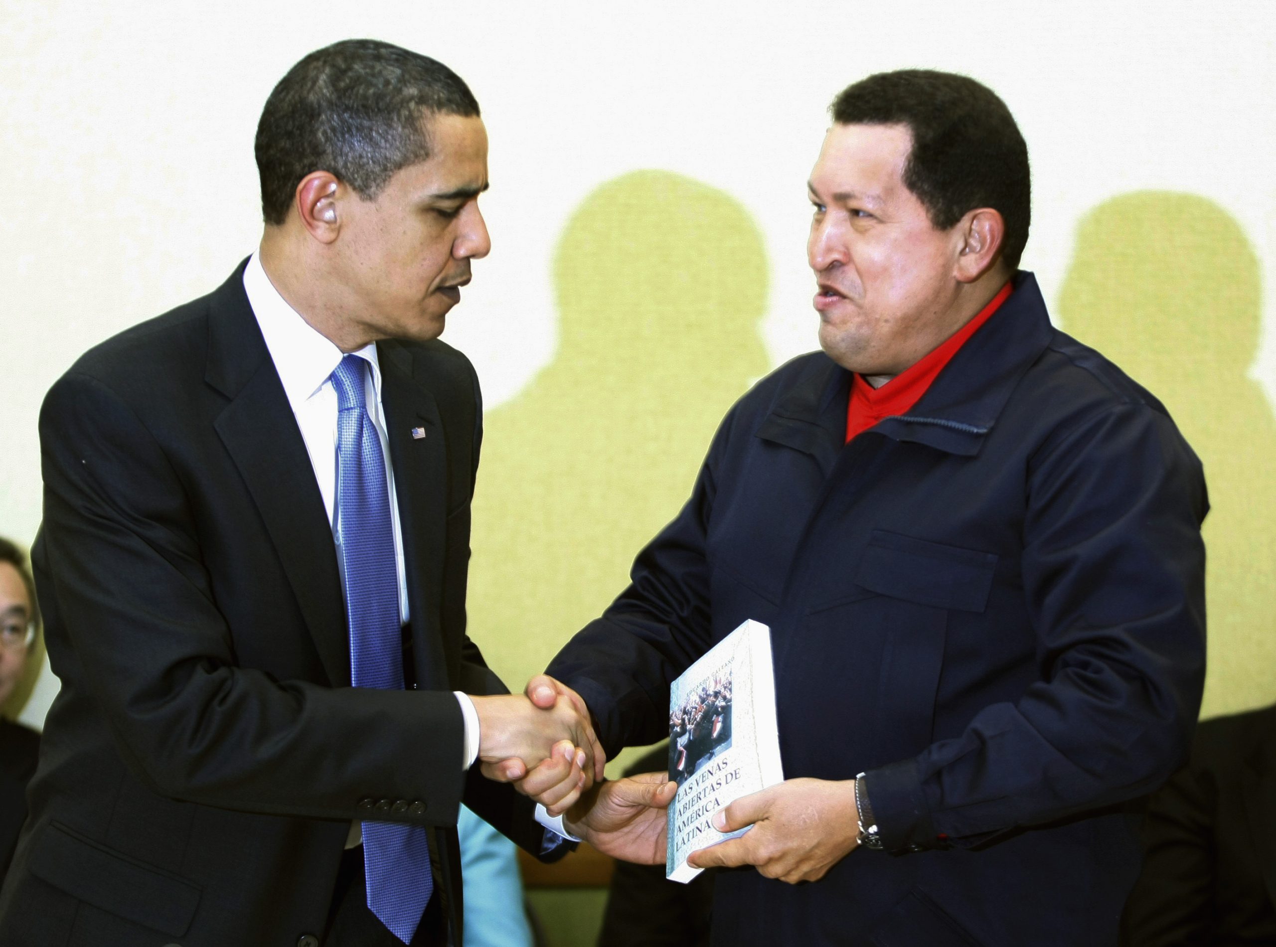 الرئيس الفنزويلي السابق هوجو شافيز يهدي نظيره الأمريكي أوباما نسخة من كتاب "الشرايين المفتوحة لأمريكا الجنوبية" الذي يحكي عن فظائع الغرب في أمريكا اللاتينية، للكاتب إدوارد غالينو / رويترز