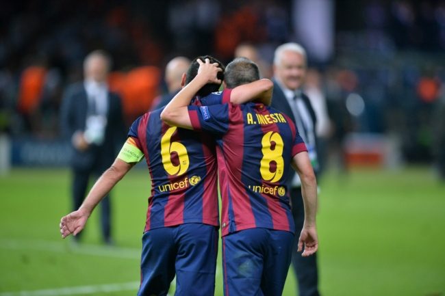 لا تعرف أيهما تحبه أكثر.. تشافي وإنييستا وأشياء لا يخبرك بها الميدان