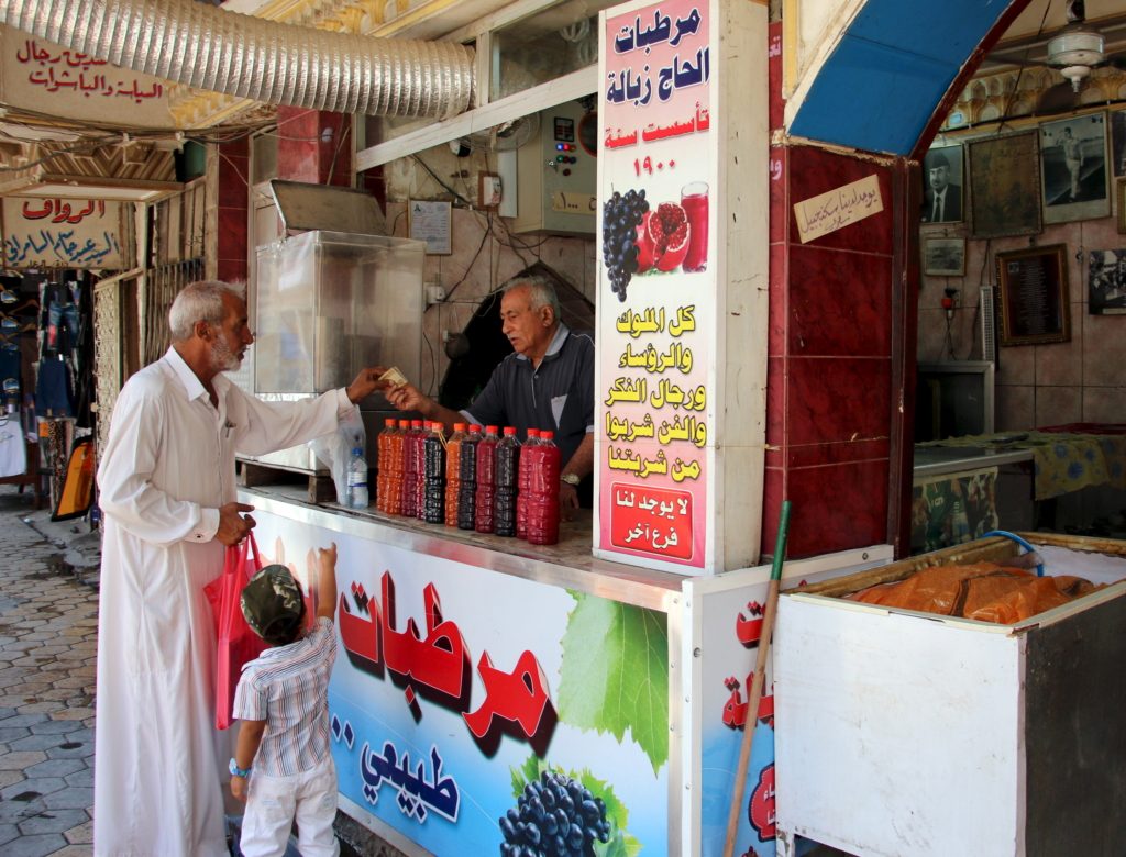 مرطبات "الحاج زبالة" الشهيرة في العراق/ رويترز