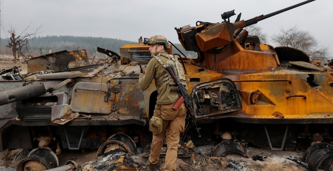 أوكرانيا تتحدث عن بدء هجوم محتمل لروسيا على الشرق وتنتشل مئات الجثث.. موسكو: دمّرنا أسلحة أجنبية الصنع