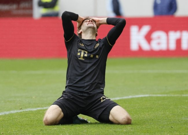 فاز بـ4 أهداف لكنه قد يخسر إدارياً.. بايرن ميونخ يشرك 12 لاعباً خلال مباراة في الدوري الألماني