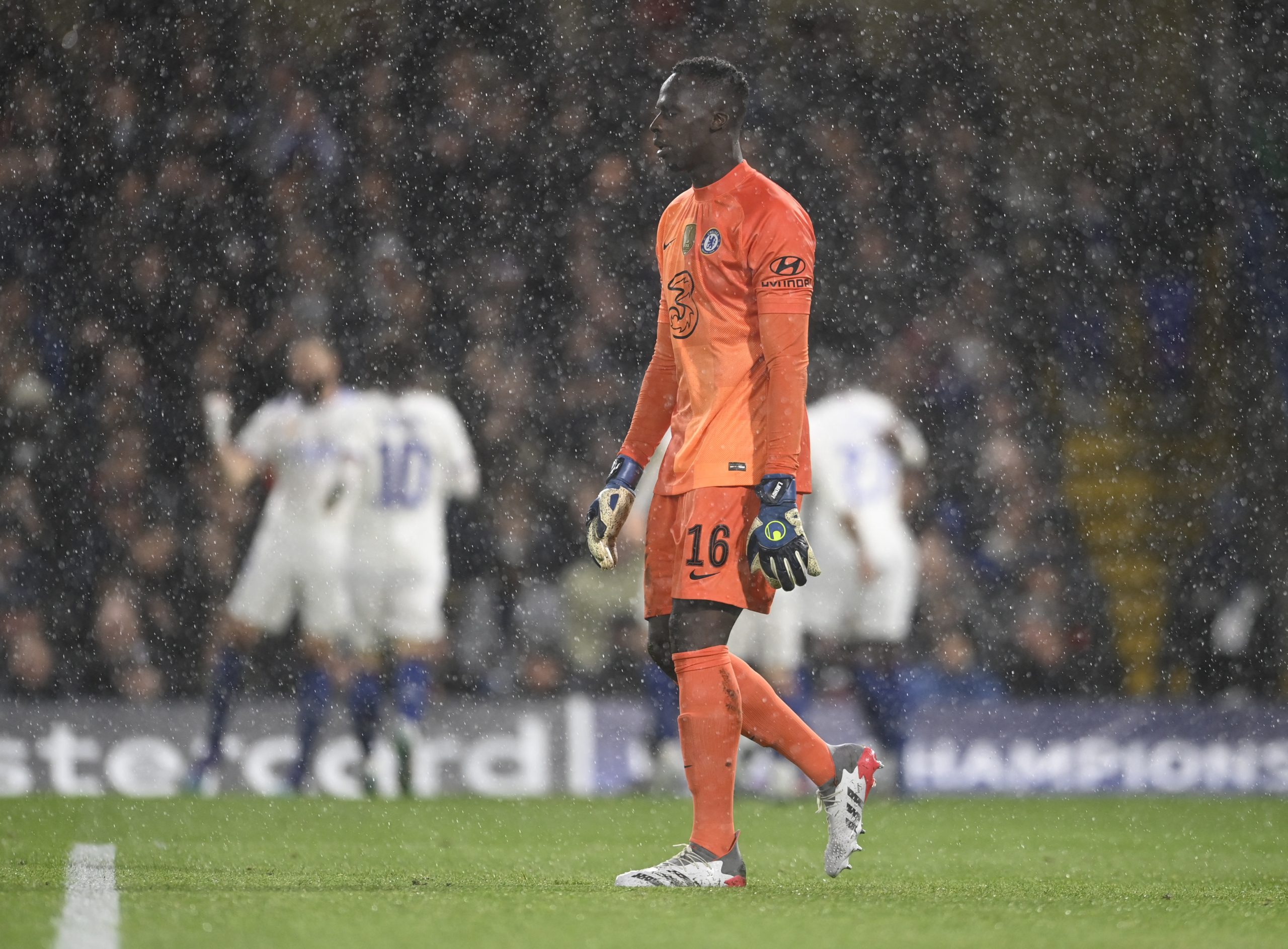 حراس مرمى وقعوا في المحظور بينهم إدوارد ميندي (رويترز)