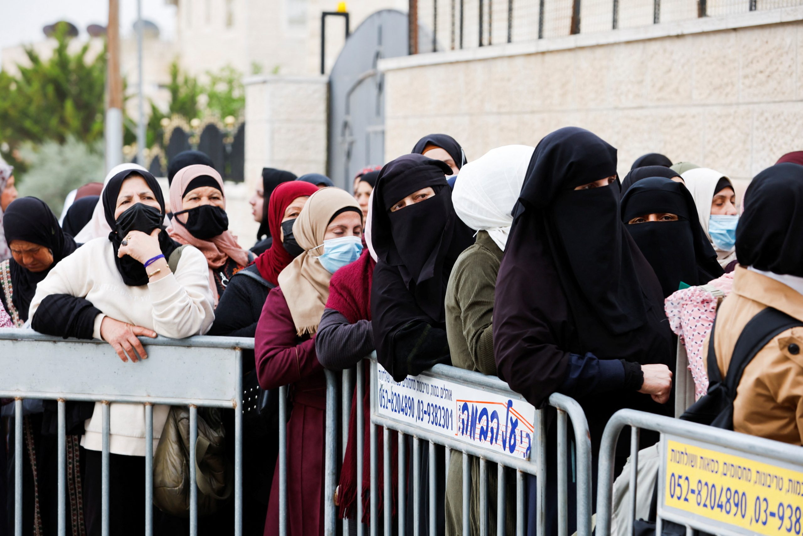 الفلسطينيون يتوافدون إلى المسجد الأقصى منذ صباح اليوم الجمعة/رويترز