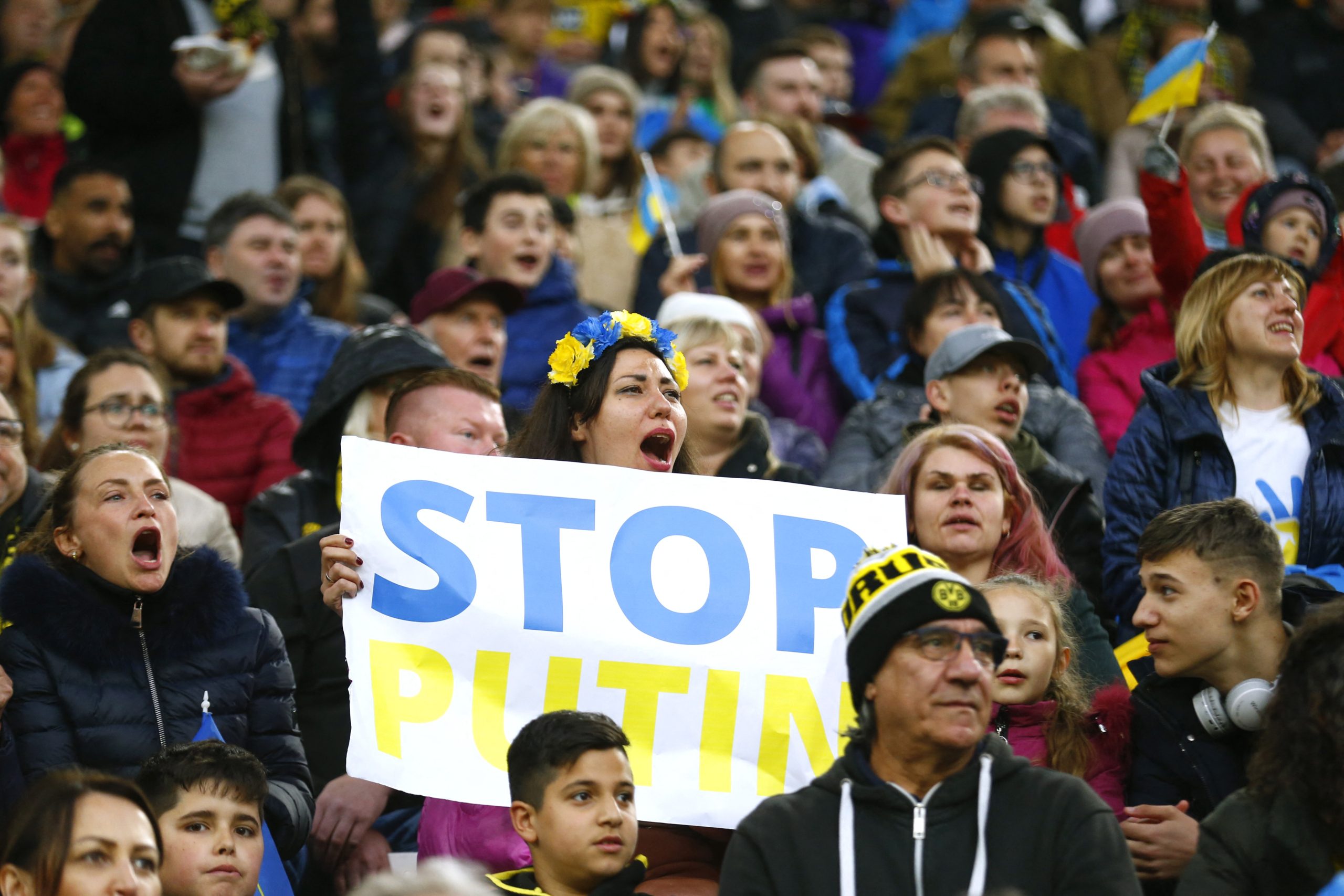 جماهير تطالب بإيقاب هجوم روسيا على أوكرانيا (رويترز)