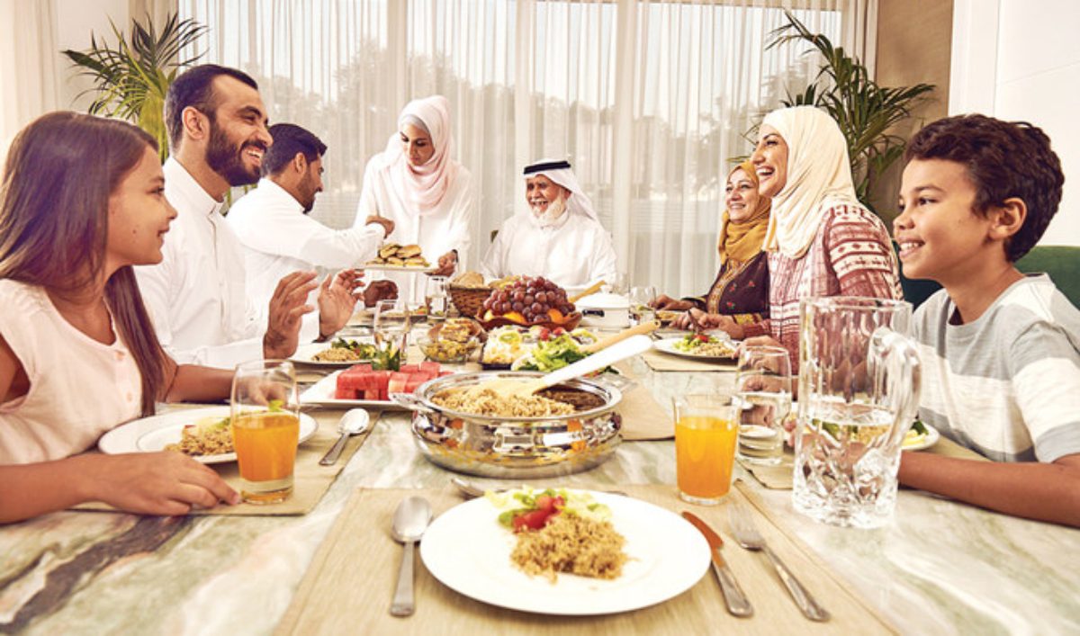 دس خاتم فضة في كُرات اللحم وحلق رأس الطفل الصائم ولفّه بالشاش.. أشهر عادات رمضان حول العالم