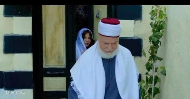 نيته سليمة! أم بشير والشيخ عبد العليم يعلقان على الجدل الذي رافق قصة “زواجهما” في باب الحارة