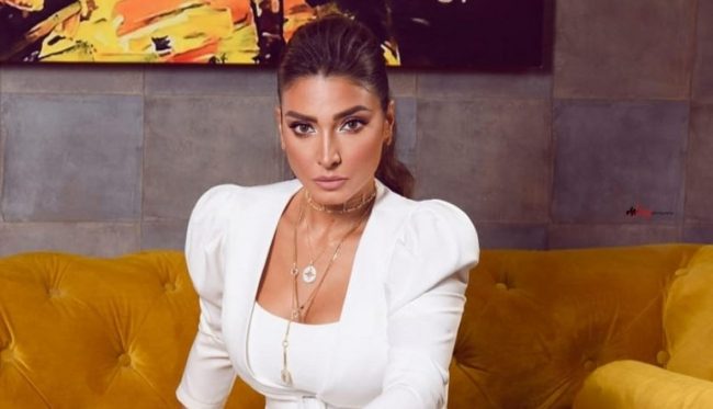 الفنانة روجينا تعلن عن مسلسلها الجديد من داخل الحرم المكي! لقطات مصورة أثارت غضب المتابعين (فيديو)