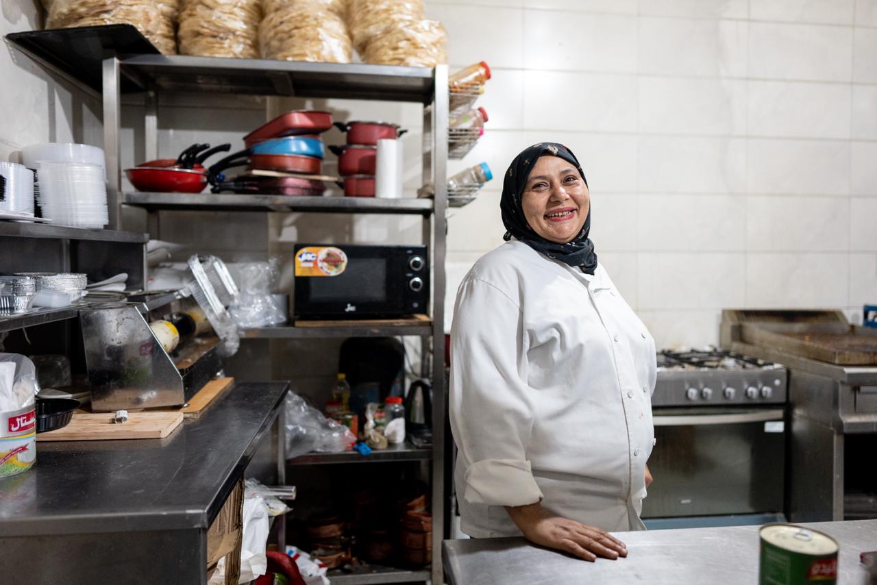 جنود مجهولون وقت الإفطار.. أشخاص يعملون بأقصى طاقاتهم حتى يفطر الصائمون في رمضان