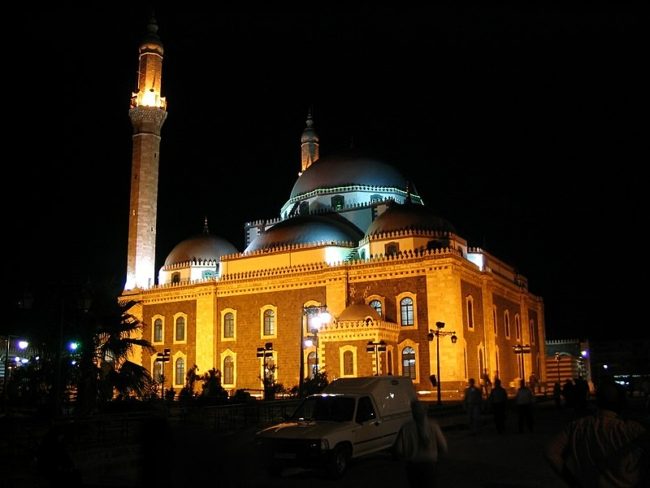 الظاهر بيبرس بنى شكله الأولي، والعثمانيون جعلوه نسخة طبق الأصل من “السلطان أحمد”.. جامع خالد بن الوليد في حمص