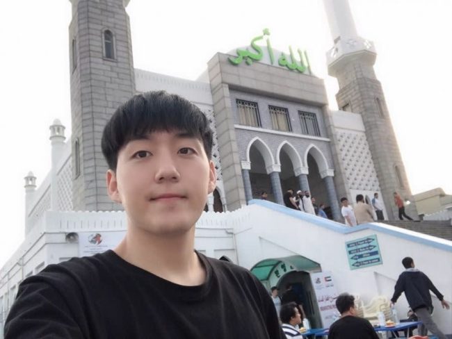 اليوتيوبر الكوري داود كيم يؤدي العمرة لأول مرة بعد إسلامه.. وثق رحلته وتحدث عن رمضان “فيديو”