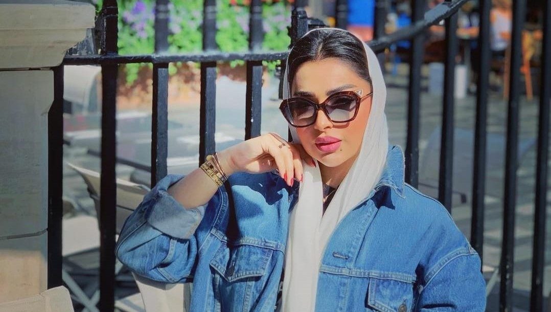 “لا أتصور مع عيال”! خبيرة التجميل السعودية أمل الأنصاري تحرج شاباً طلب التصوير معها