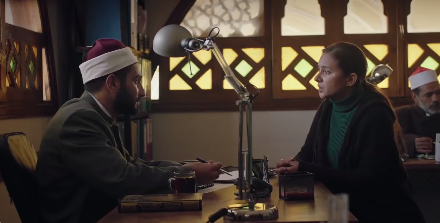 مشهد من مسلسل "فاتن أمل حربي" الذي أثار الجدل/ يوتيوب