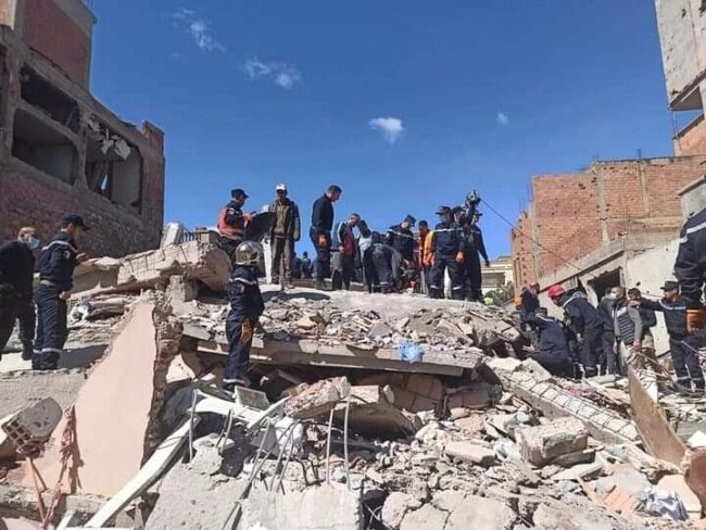 9 قتلى في انفجار للغاز شرقي الجزائر.. الحادث تسبب بانهيار مبنى سكني بالكامل (فيديو)