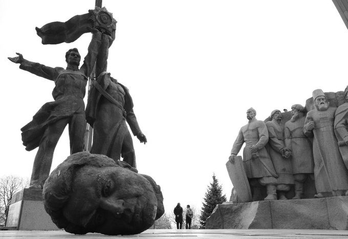 ما هو تاريخ تمثال الصداقة بين الشعوب بين روسيا وأوكرانيا