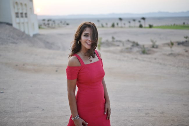 “الغزالة زايدة أوي”.. بصورة مضحكة مُنى زكي تسخر من زيادة وزنها في رمضان