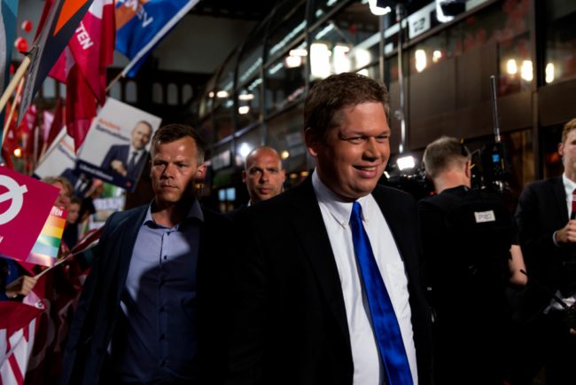 فيديو يوثق هروب يميني متطرف كان يستعد لحرق نسخة من القرآن.. انطلق مسرعاً بسيارته وأحدهم فوقها