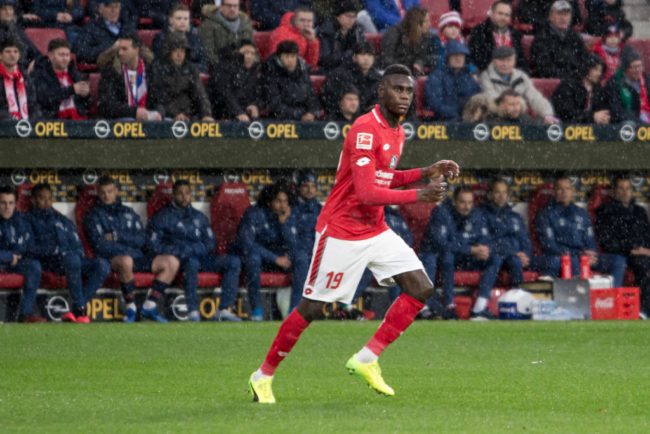 لأول مرة بالدوري الألماني.. حكم مباراة يوقف اللعب من أجل إفطار لاعب مسلم برمضان (فيديو)