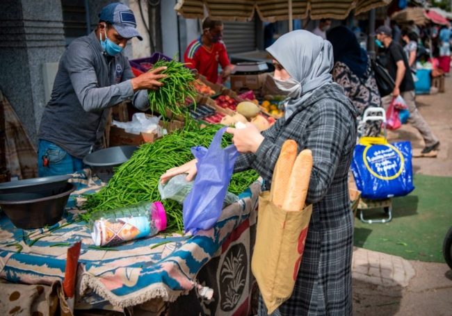 تهدف إلى سداد ديون المحتاجين عند البقال.. شباب مغاربة يطلقون مبادرة “دفتر الديون” في رمضان