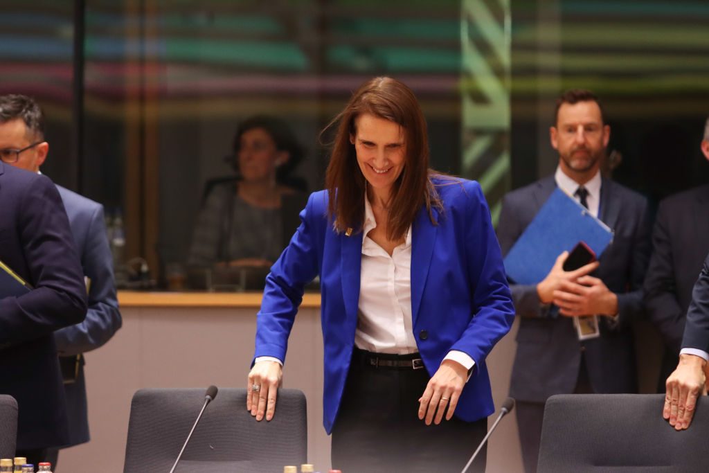 تركت منصبها من أجل زوجها.. وزيرة خارجية بلجيكا تعلن تنحيها مؤقتاً لظرف عائلي