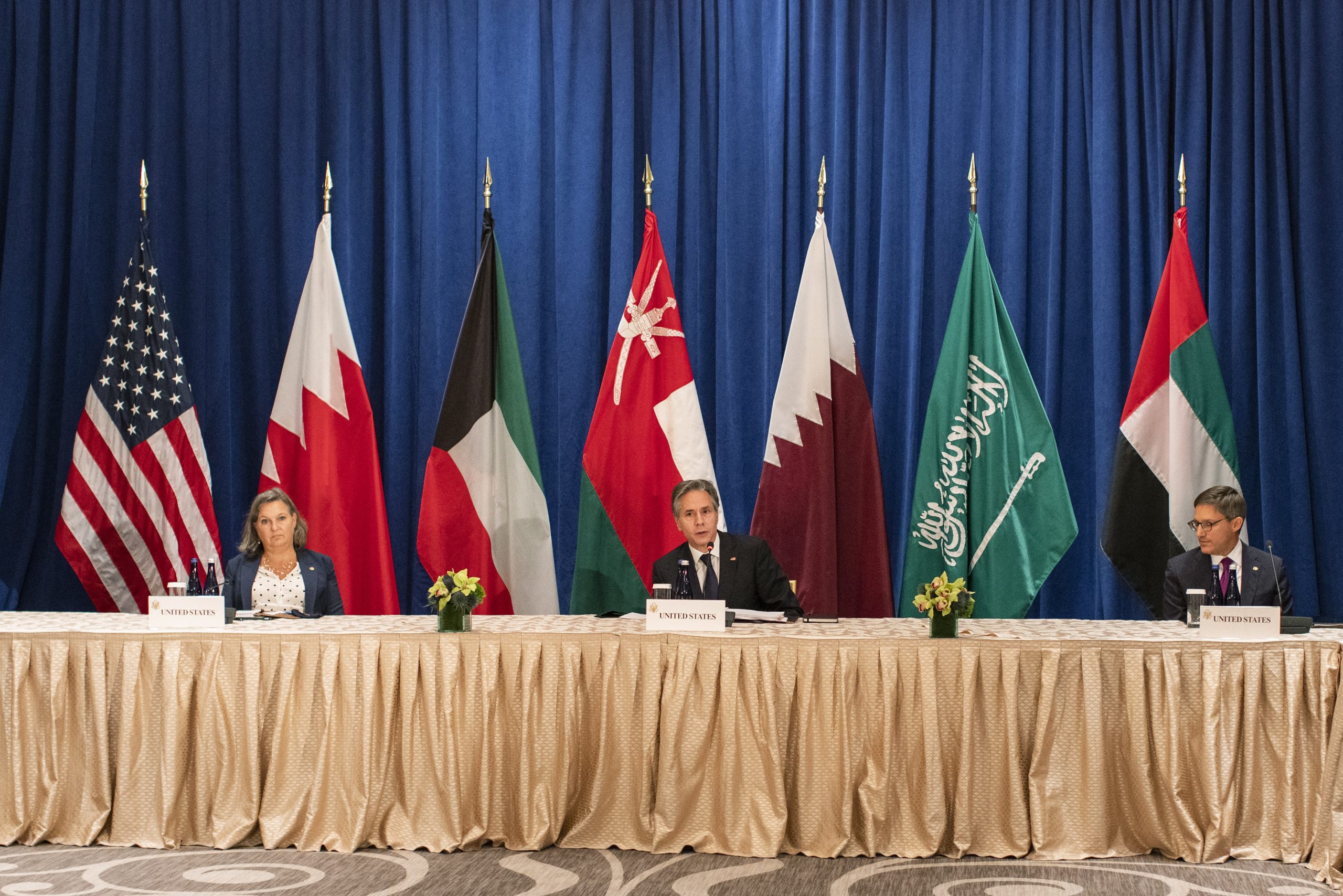 لماذا تصمد أسعار العملات الخليجية مقابل الدولار بينما تفشل عملات عربية في ذلك؟ إليك قصة التثبيت