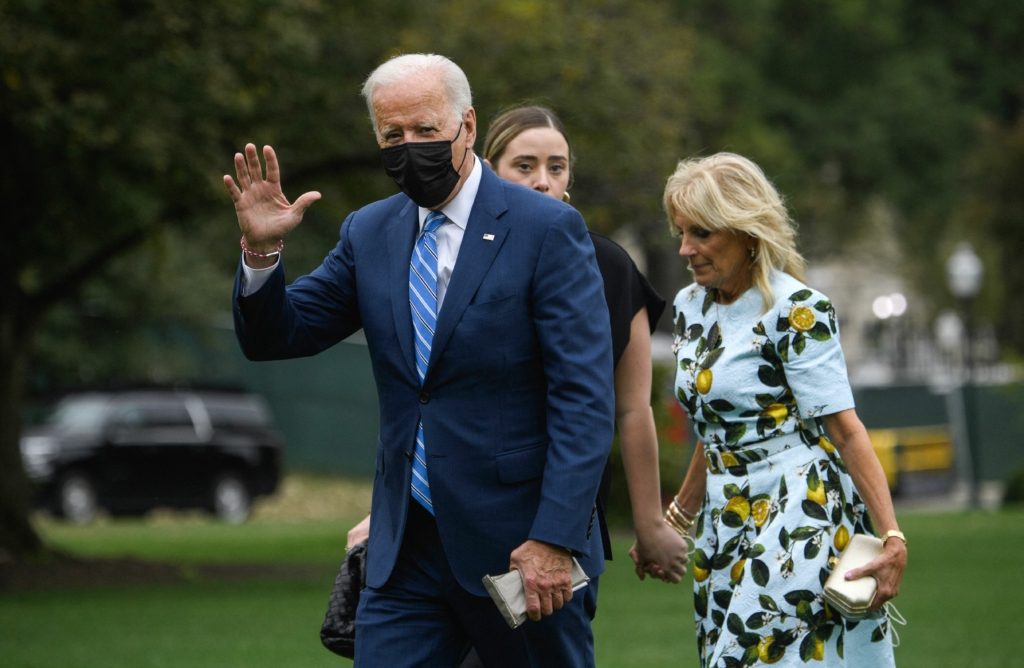 الرئيس الأمريكي جو بايدن مع حفيدته نعومي بايدن