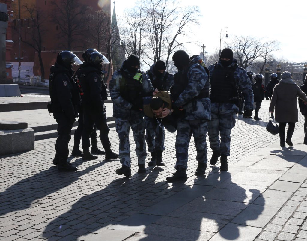 روسيا تعلن اعتقال خلية خطَّطت لاستهداف منشآت قرب موسكو.. زعمت أن أفرادها ينتمون لجماعة سورية