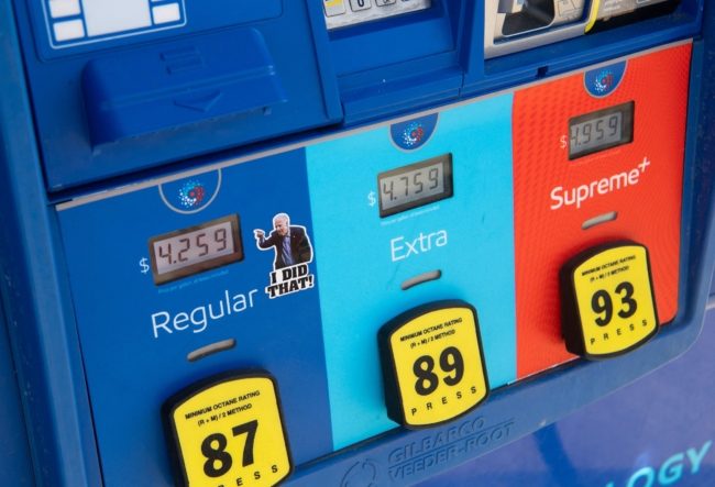 سخر من بايدن فاعتقلوه.. الشرطة الأمريكية توجِّه تهماً لرجل نشر ملصقات تنتقد رفع أسعار الوقود (فيديو)