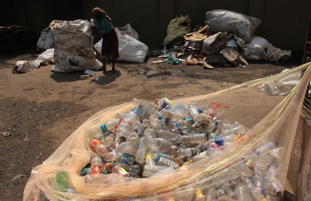 العثور لأول مرة على “بلاستيك” في رئات البشر الأحياء! دراسة تحذّر من أخطار الأكياس وزجاجات الشرب