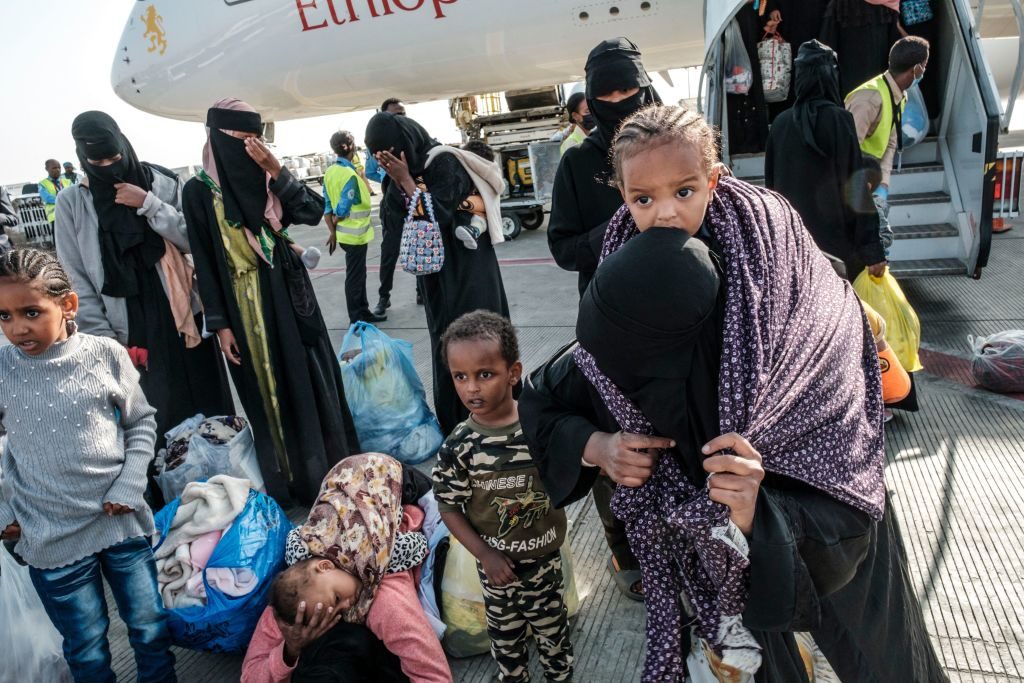 إثيوبيا تستقبل أول دفعة من مواطنيها المحتجَزين بالسعودية.. الآلاف ينتظرون التخلص من “ظروفهم الصعبة”